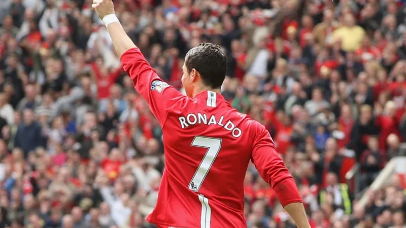 Chiếc áo số 7 tại Manchester United là khởi điểm biến Cristiano Ronaldo từ một tài năng trẻ thành biểu tượng CR7 toàn cầu.