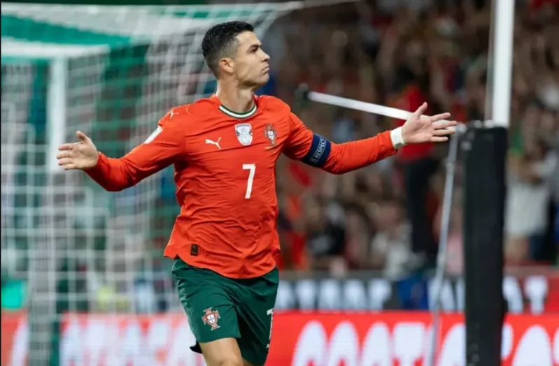 Ronaldo mặc áo số 7 tại đội tuyển Bồ Đào Nha, con số gắn với hơn hai thập kỷ thi đấu quốc tế.