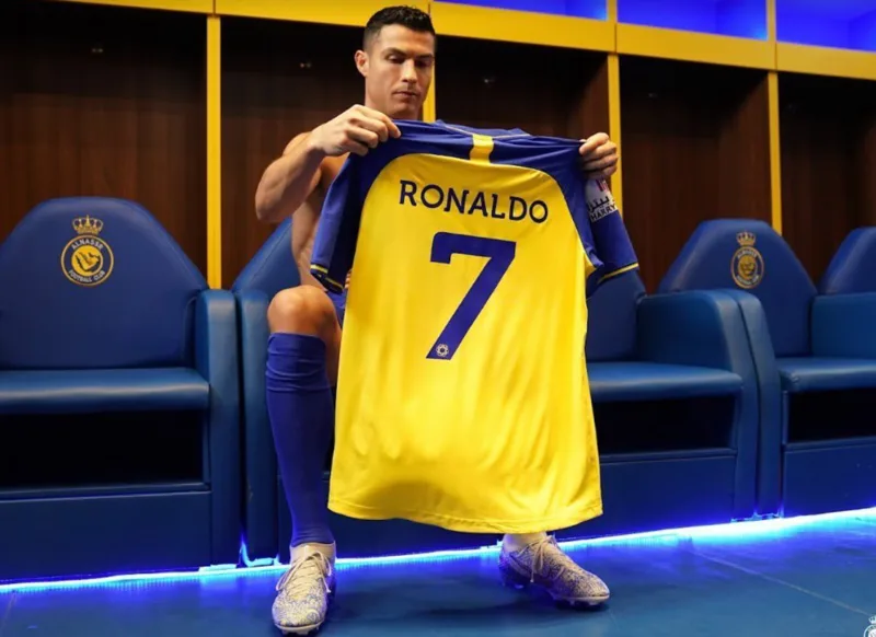 Cristiano Ronaldo tiếp tục gắn bó với chiếc áo số 7 tại Al Nassr, duy trì hình ảnh thương hiệu CR7 quen thuộc.